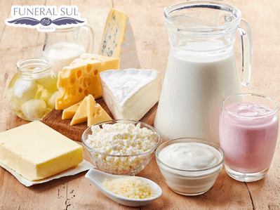 Mesa com produtos derivados do leite - intolerância à lactose