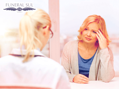 Mulher preocupada conversando com médica - menopausa